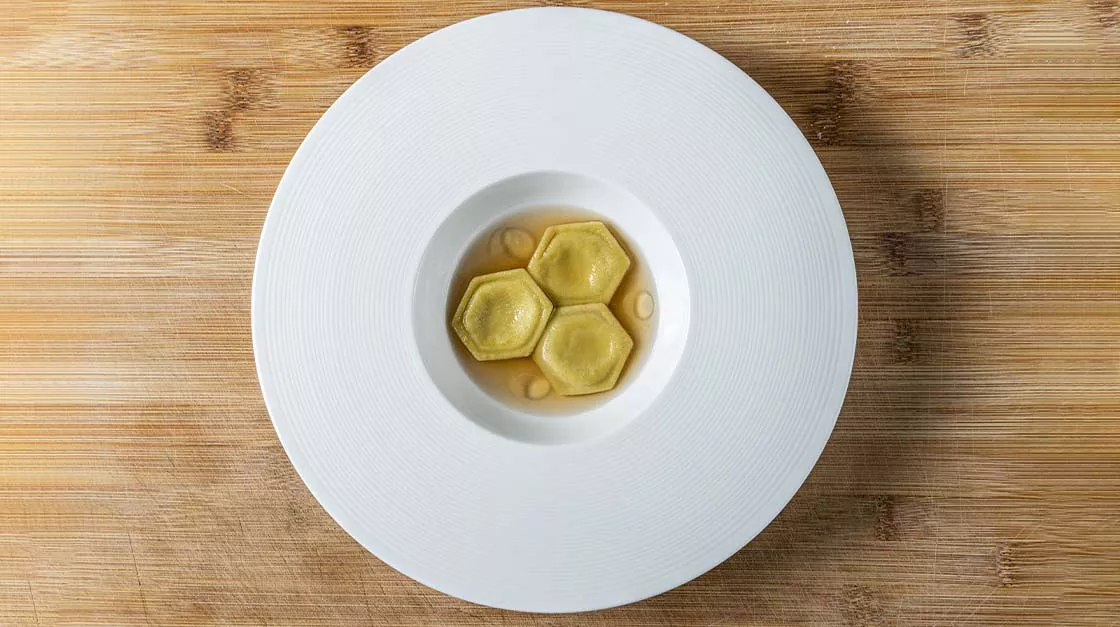 Tommaso Tonioni - Raviolo melitta, infusione di miele e olio di elicriso