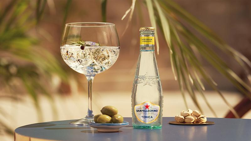 Tonica Gusto Classico con bicchiere di cocktail e olive