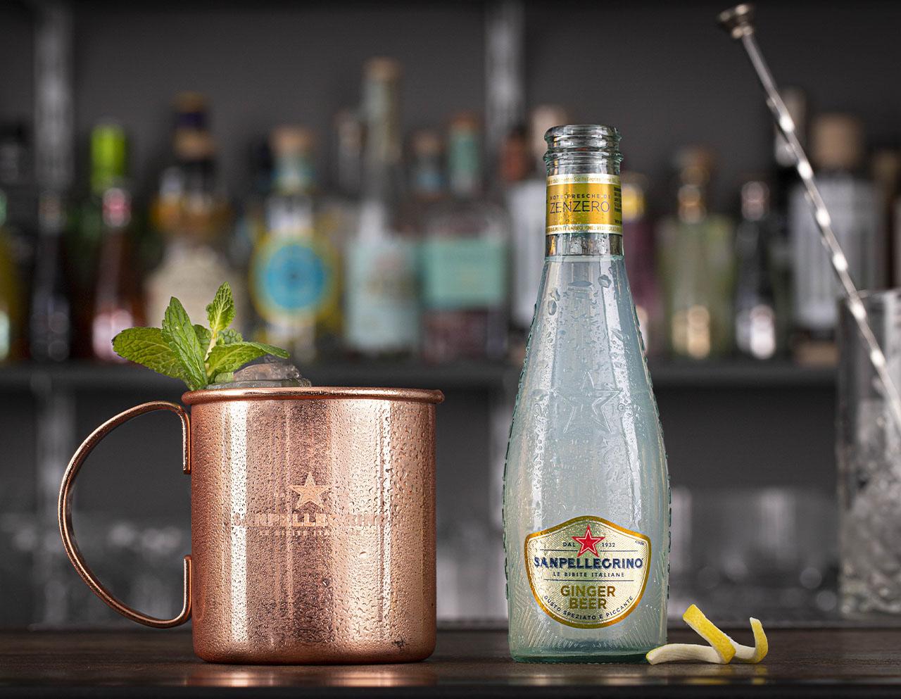 cocktail mule italiano e bottiglia di ginger beer sanpellegrino