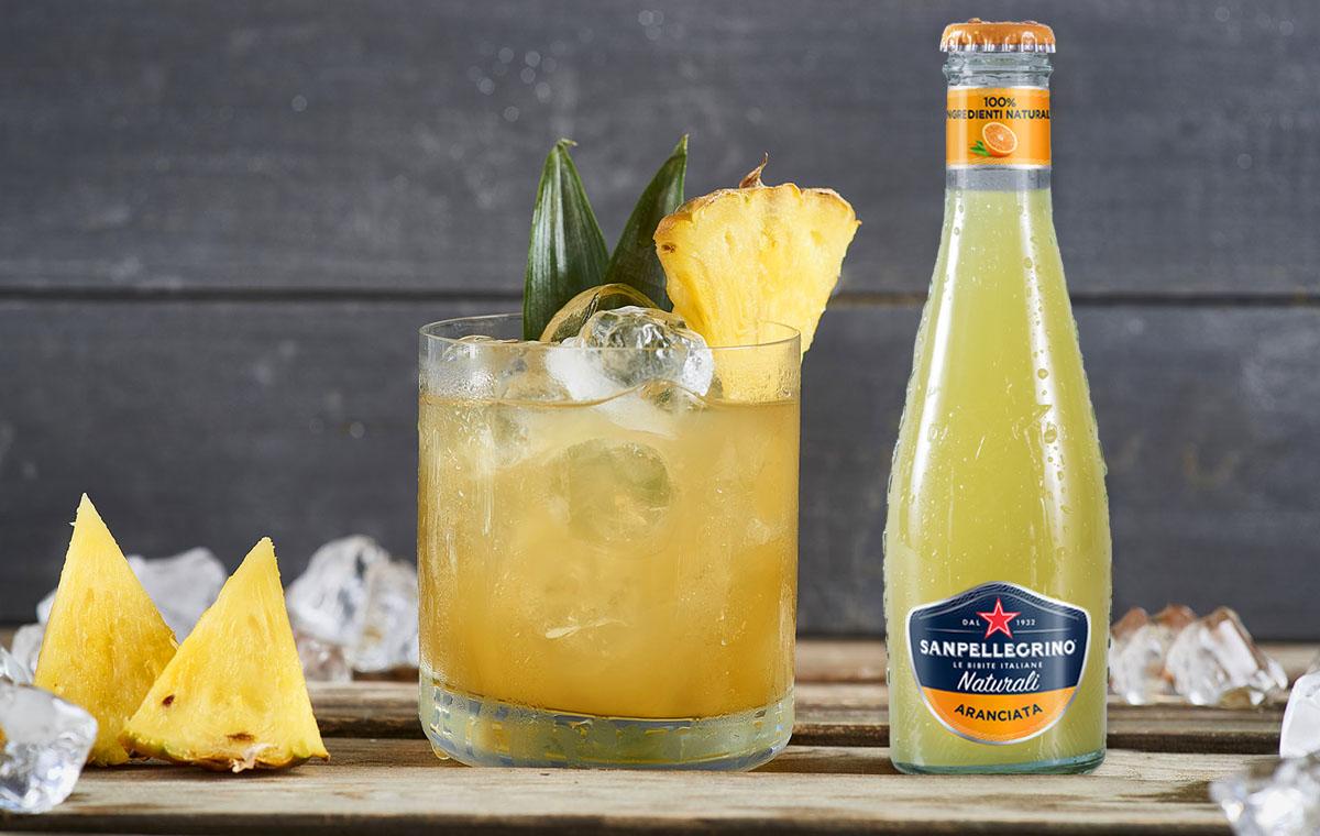 Tropically cocktail con maracuja, ananas e Aranciata Sanpellegrino
