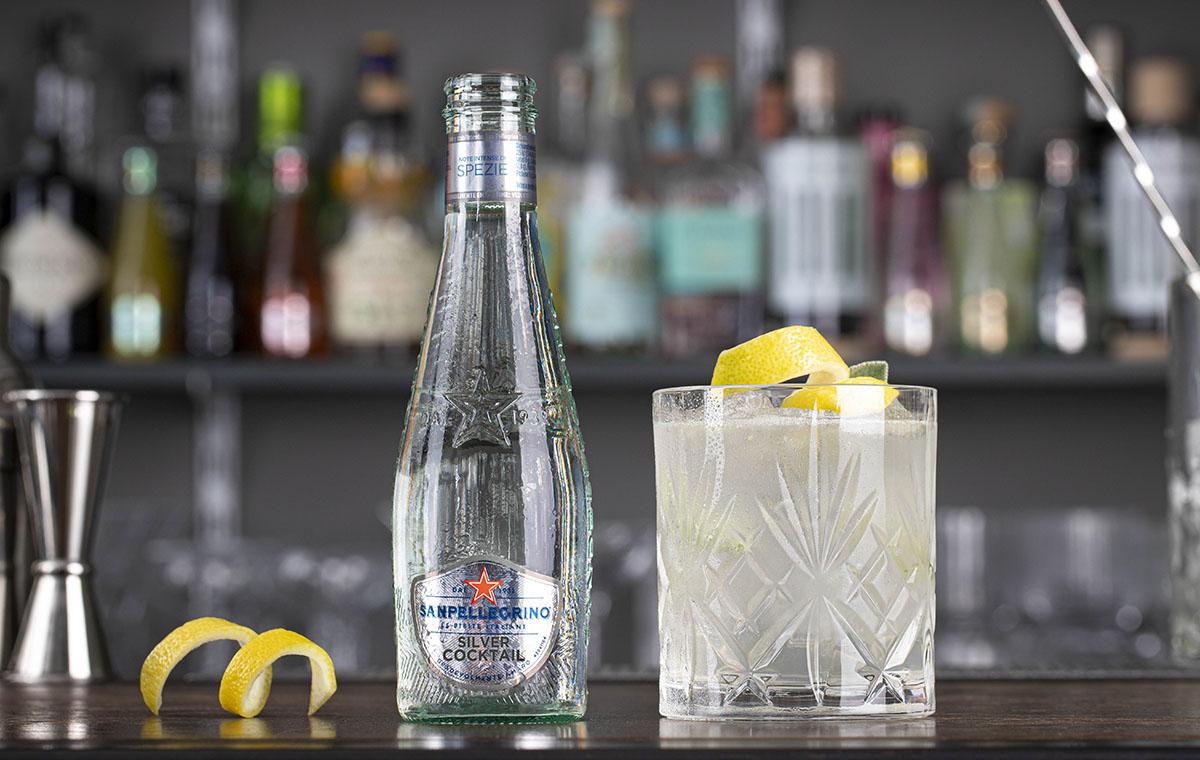 bicchiere di cocktail silver dry e bottiglia di silver cocktail sanpellegrino