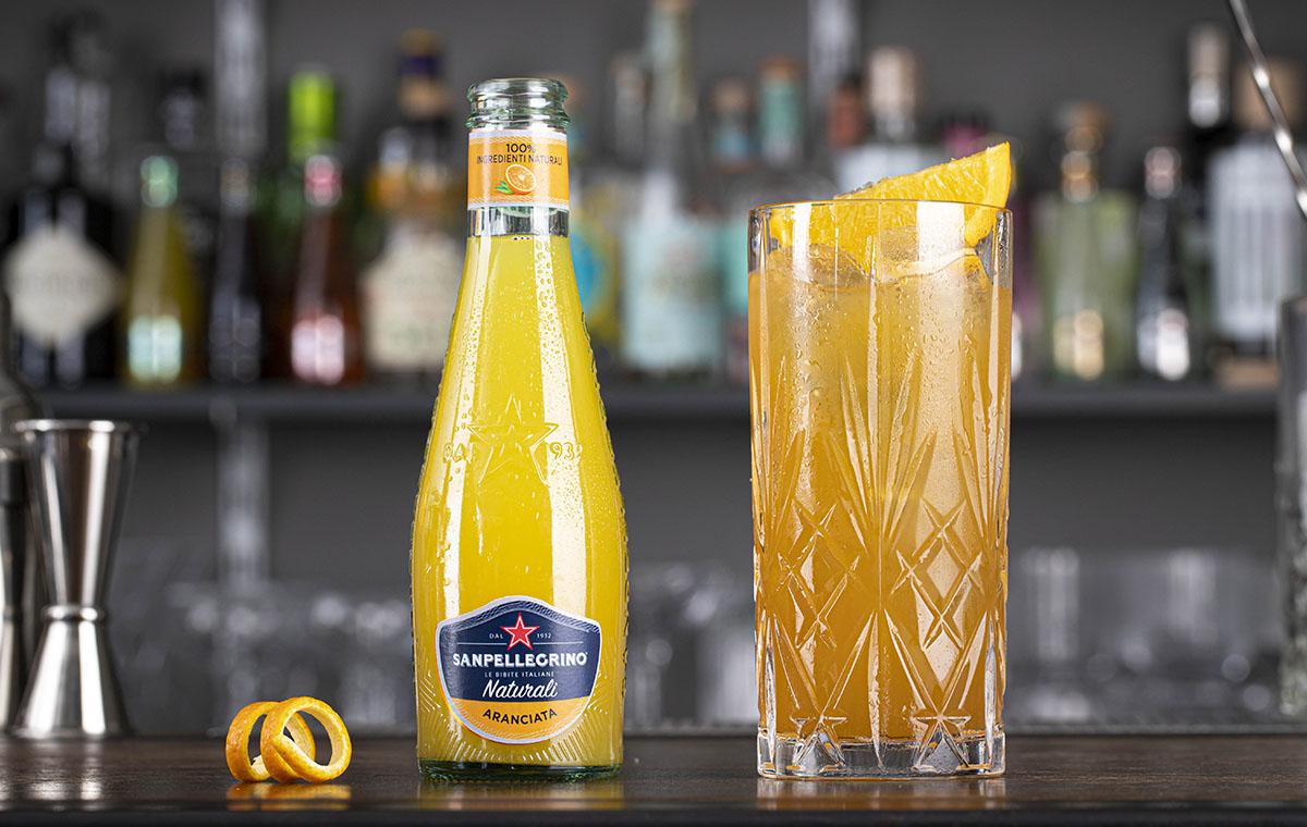 bicchiere di cocktail agrumato e bicchiere di aranciata naturali sanpellegrino