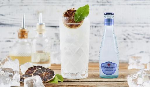 Kirmeline cocktail con Gassosa Sanpellegrino, succo di lime e foglie di Keffir