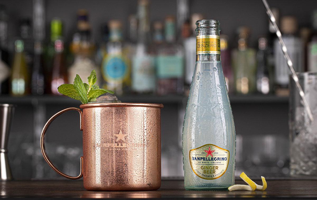 cocktail mule italiano e bottiglia di ginger beer sanpellegrino