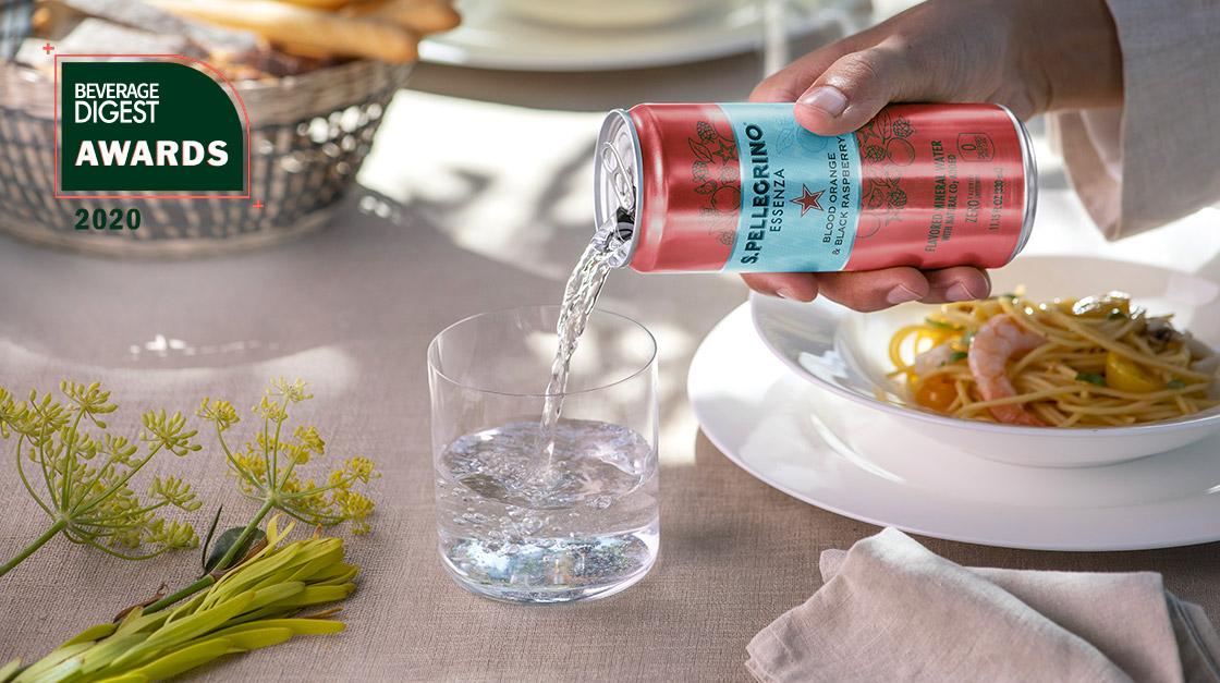 blood-orange-best-low-calories-drink-66.jpg A can of S.Pellegrino Essenza being poured in a glass