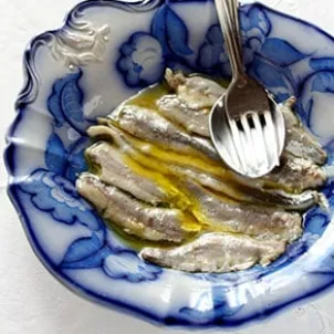 Oil-preserved anchovies