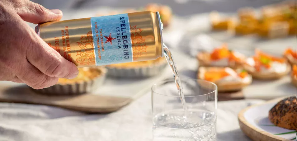 sp_essenza_versata S.Pellegrino Essenza - Creative, aromatic blends