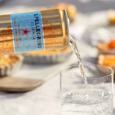 sp_essenza_versata S.Pellegrino Essenza - Creative, aromatic blends