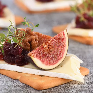 Croutons with figs and cheese