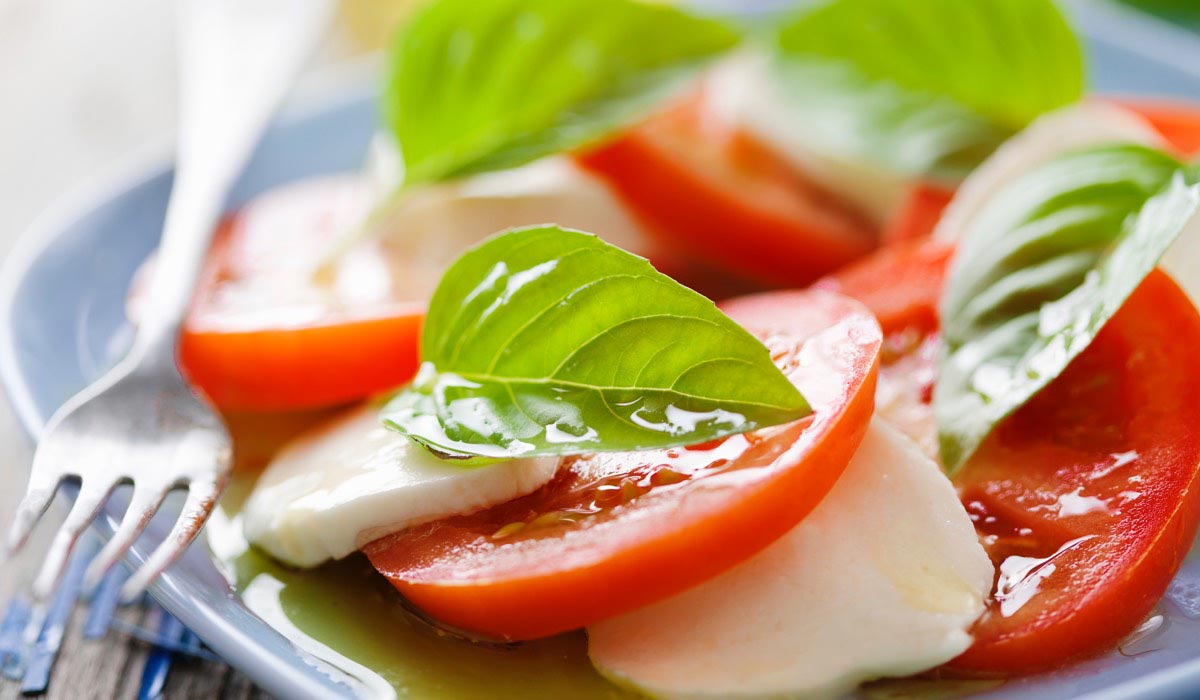 How to prepare a caprese salad
